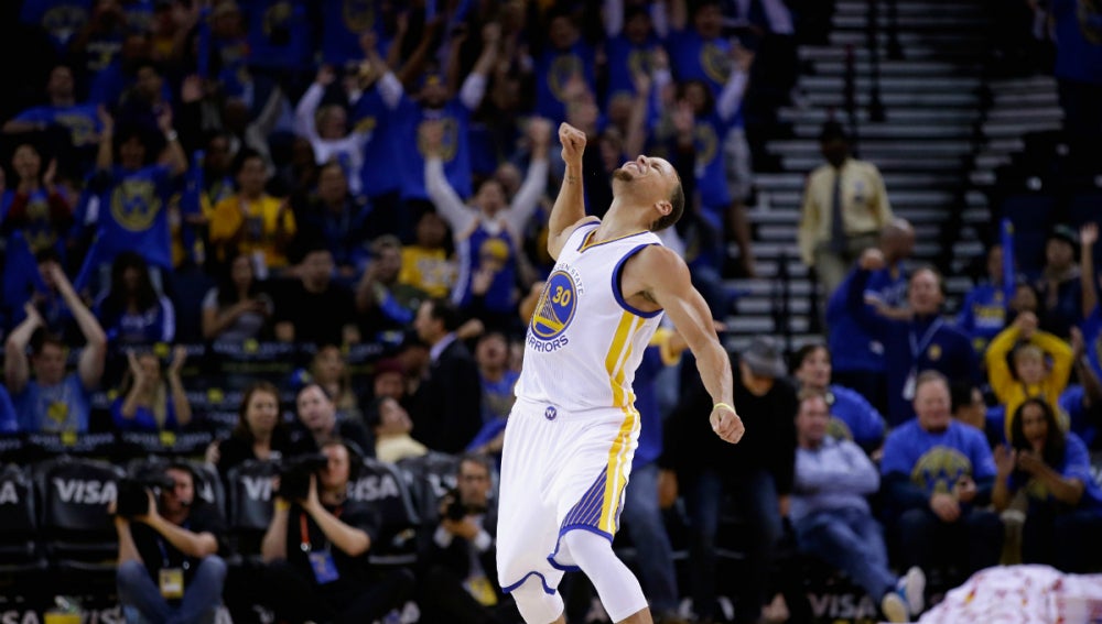Stephen Curry celebra una canasta