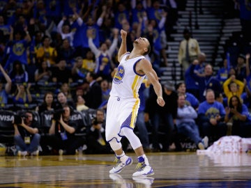 Stephen Curry celebra una canasta