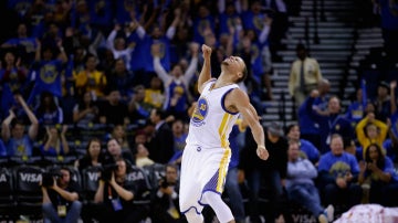 Stephen Curry celebra una canasta