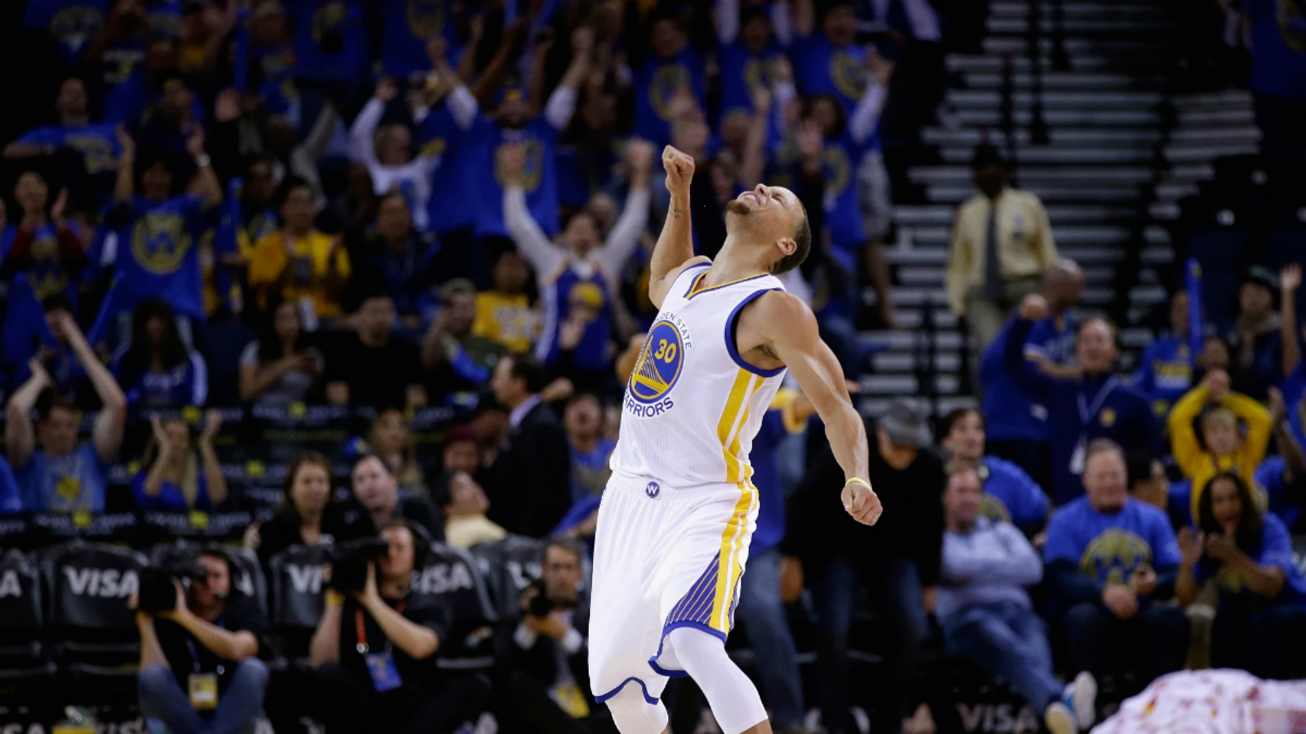 Stephen Curry celebra una canasta Stephen Curry celebra una canasta