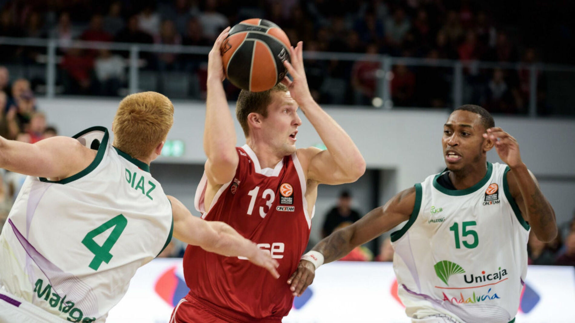 Janis Strelnieks trata de zafarse de Alberto Diaz y Jamar Smith 