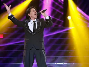 Vicky Larraz se vuele a vestir de hombre y canta ‘Gold’, de Spandau Ballet Vicky Larraz se vuele a vestir de hombre y canta ‘Gold’, de Spandau Ballet