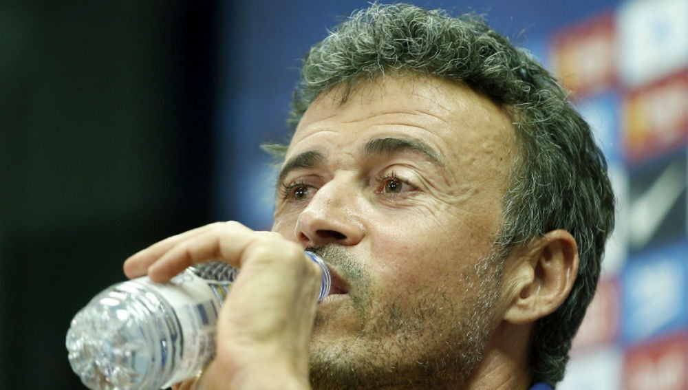 Luis Enrique bebe agua durante la rueda de prensa