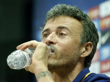Luis Enrique bebe agua durante la rueda de prensa Luis Enrique bebe agua durante la rueda de prensa