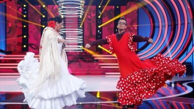 Falete enseña a Àngel Llàcer a usar la bata de cola flamenca