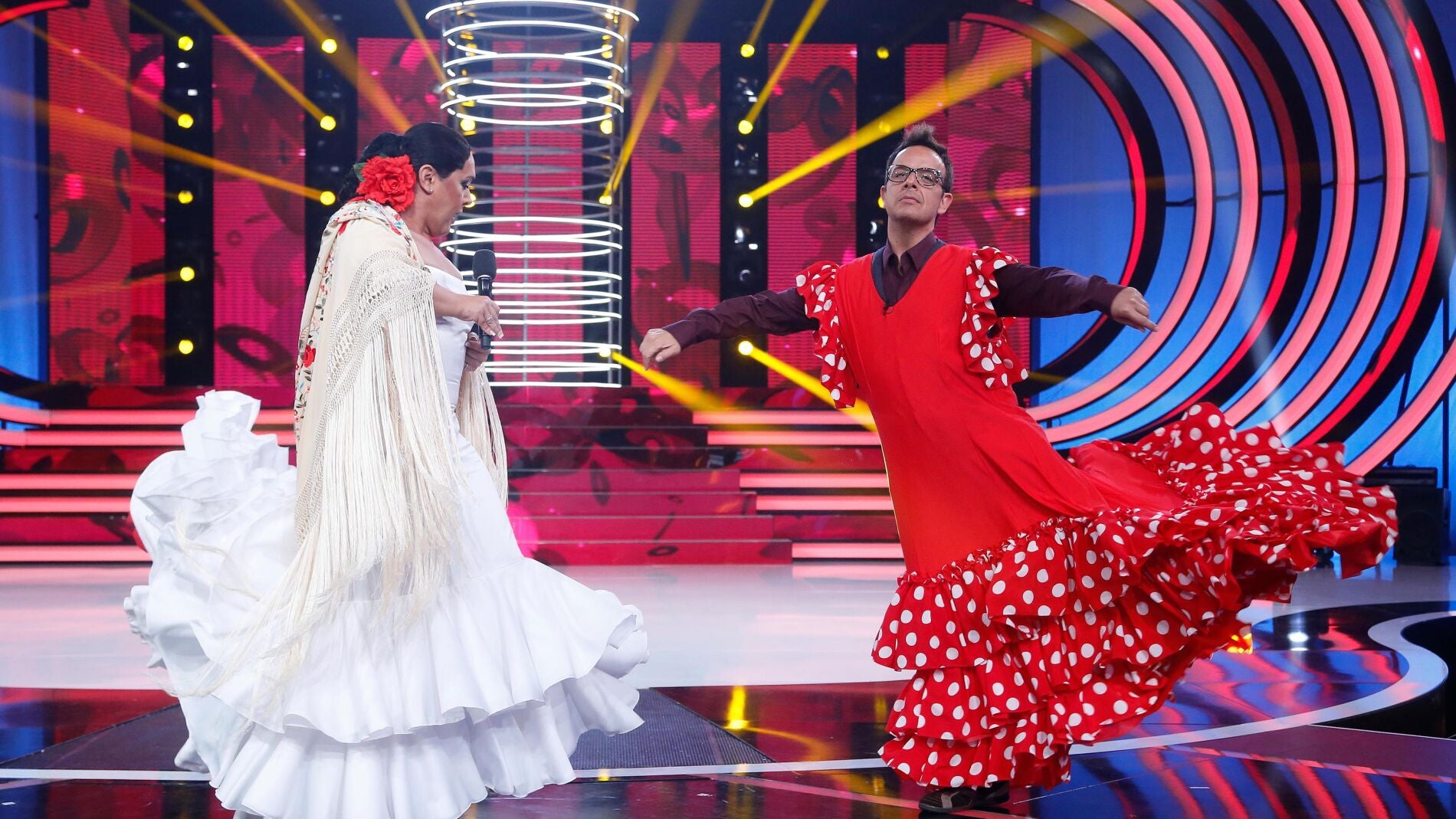 Falete ense&ntilde;a a &Agrave;ngel Ll&agrave;cer a usar la bata de cola