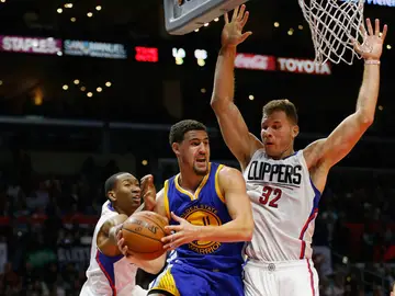 Klay Thompson entra a canasta ante la defensa de Blake Griffin y Wesley Jonhson Klay Thompson entra a canasta ante la defensa de Blake Griffin y Wesley Jonhson