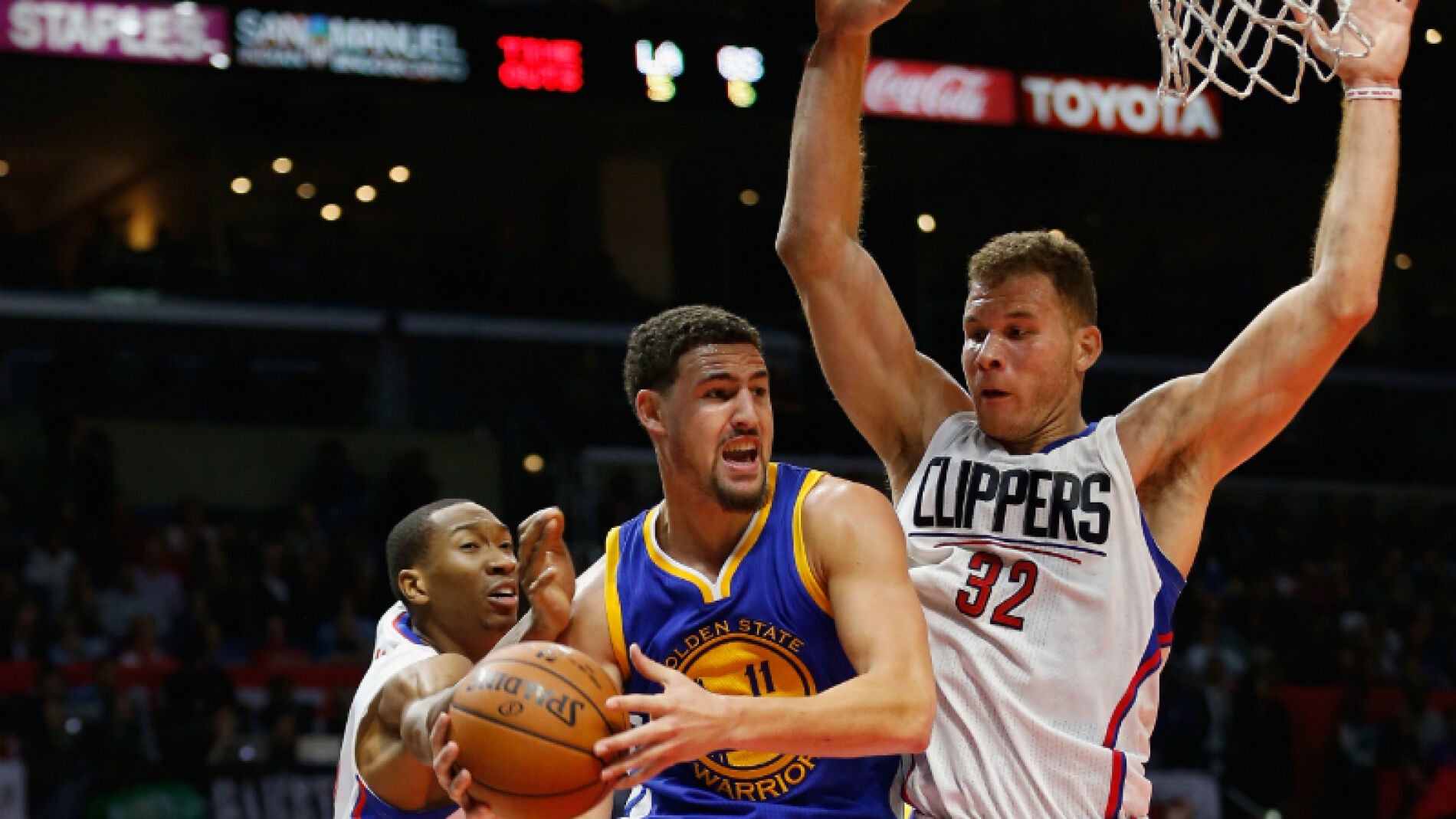 Klay Thompson entra a canasta ante la defensa de Blake Griffin y Wesley Jonhson