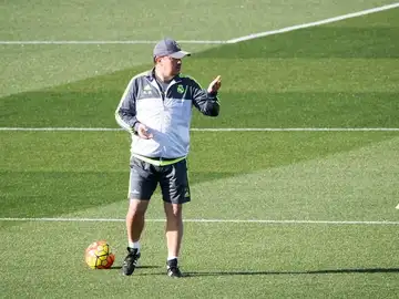 Rafa Benítez durante el entrenamiento matinal del Real Madrid Rafa Benítez durante el entrenamiento matinal del Real Madrid