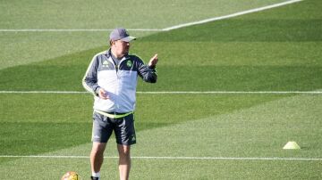 Rafa Benítez durante el entrenamiento matinal del Real Madrid