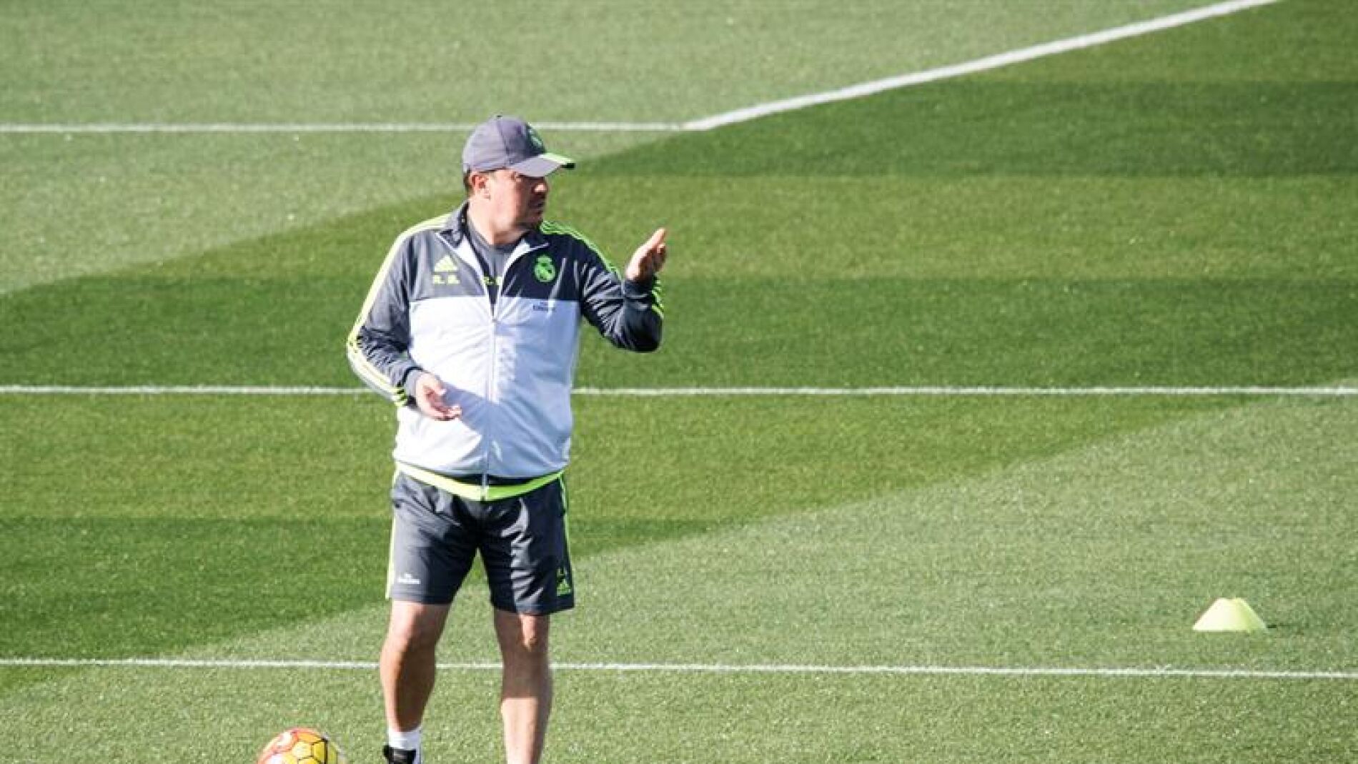Rafa Ben&iacute;tez durante el entrenamiento matinal del Real Madrid
