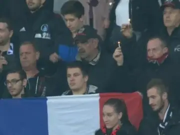 Aficionados del Niza guardan un minuto de silencio por las víctimas Aficionados del Niza guardan un minuto de silencio por las víctimas