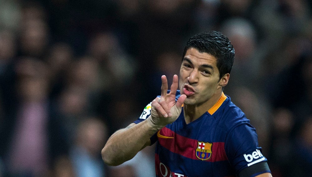 Luis Suárez celebra un tanto en el Santiago Bernabéu