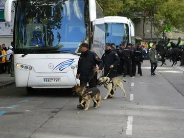 La Policía, en los alrededores del Santiago Bernabéu La Policía, en los alrededores del Santiago Bernabéu