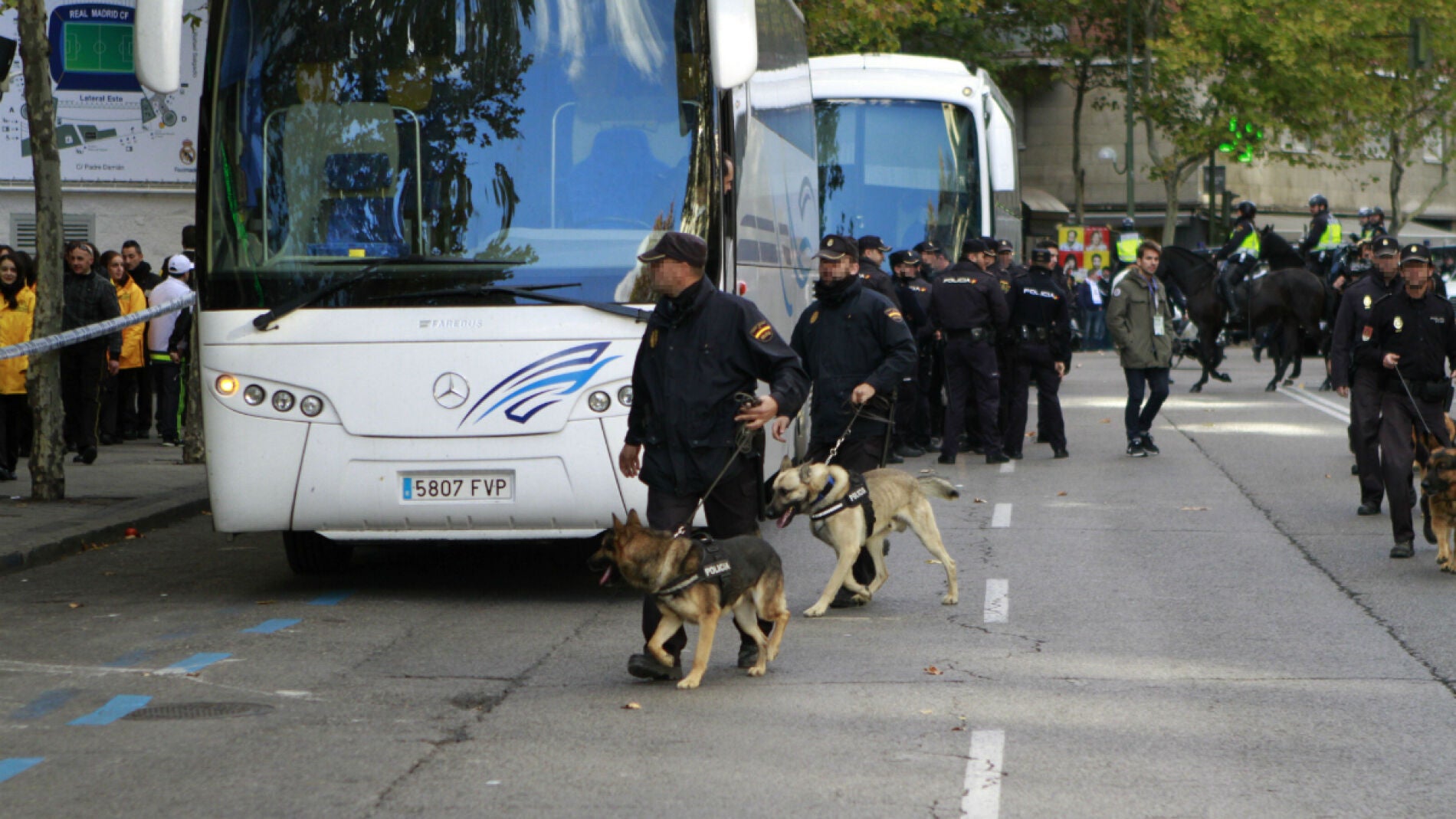 La Polic&iacute;a, en los alrededores del Santiago Bernab&eacute;u