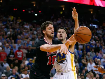 Pau Gasol pasa el balón ante la defensa de Klay Thompson Pau Gasol pasa el balón ante la defensa de Klay Thompson