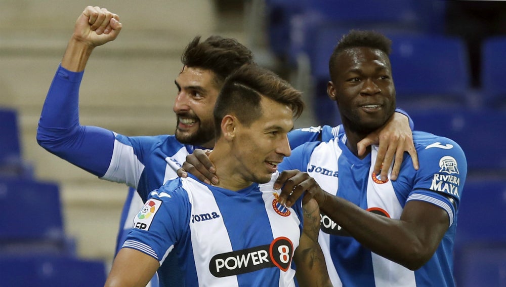 Los jugadores del Espanyol celebran el primer gol de Hernán Pérez