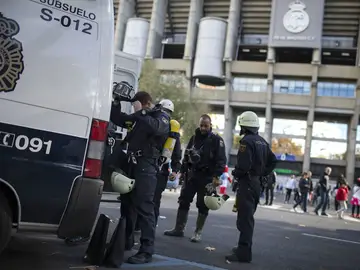 La Policía, en los alrededores del Santiago Bernabéu La Policía, en los alrededores del Santiago Bernabéu