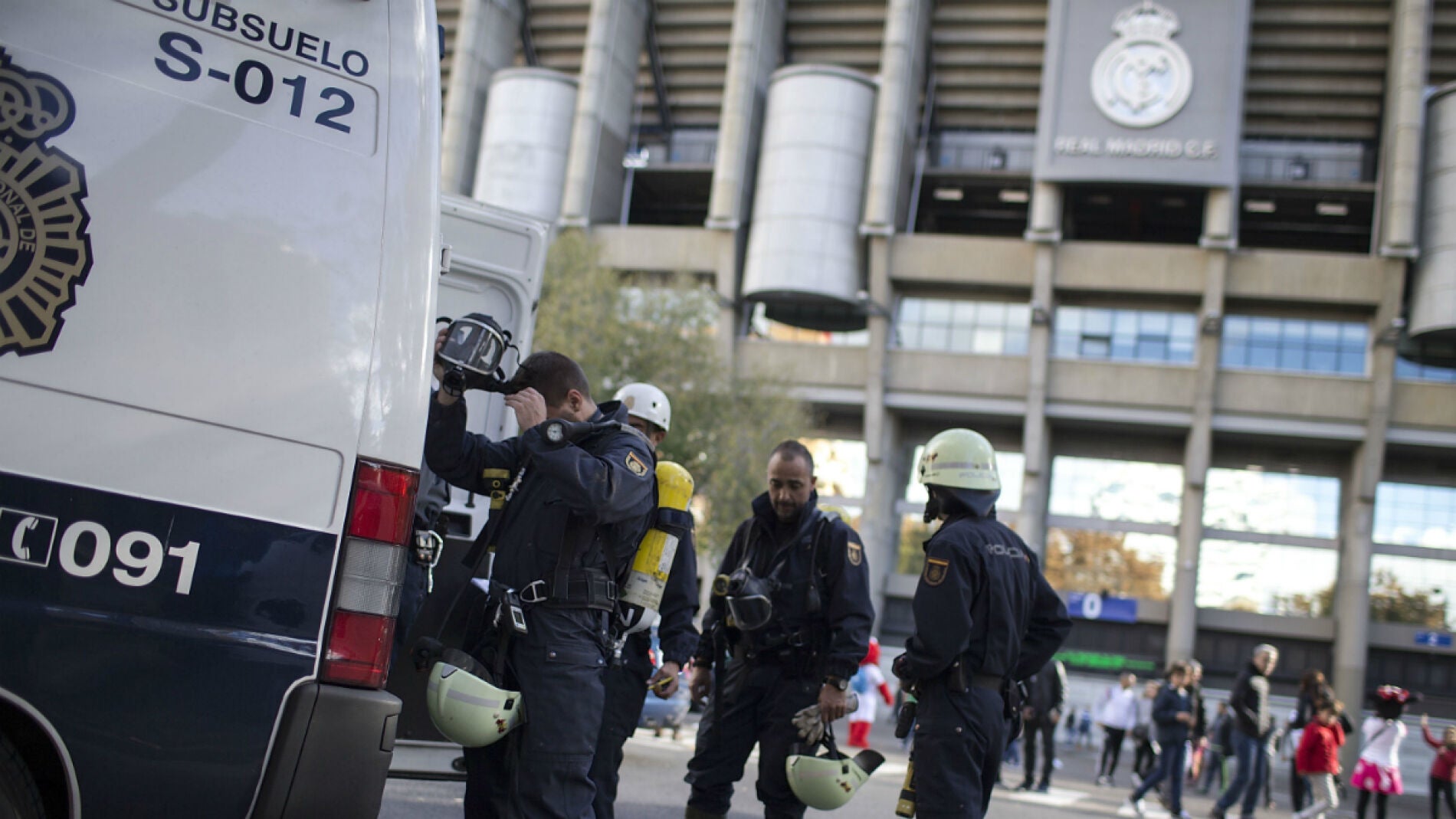 La Polic&iacute;a, en los alrededores del Santiago Bernab&eacute;u