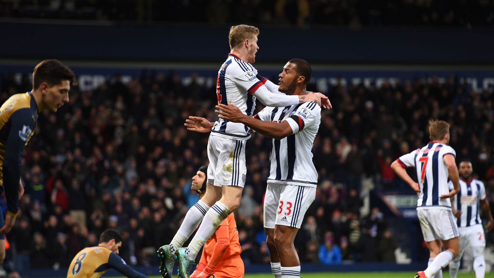 Los jugadores del West Brom celebran un tanto frente al Arsenal
