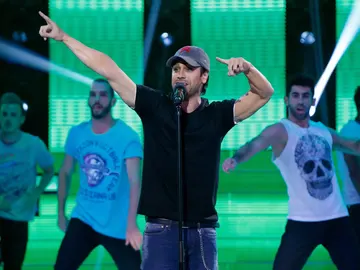 Adrián Rodríguez llena el plató de energía con su imitación de Enrique Iglesias Adrián Rodríguez llena el plató de energía con su imitación de Enrique Iglesias