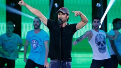 Adrián Rodríguez llena el plató de energía con su imitación de Enrique Iglesias
