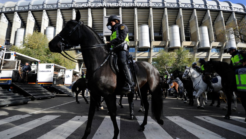 La Policía, en los alrededores del Santiago Bernabéu
