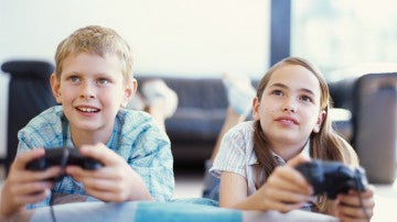 Niños jugando a videojuegos