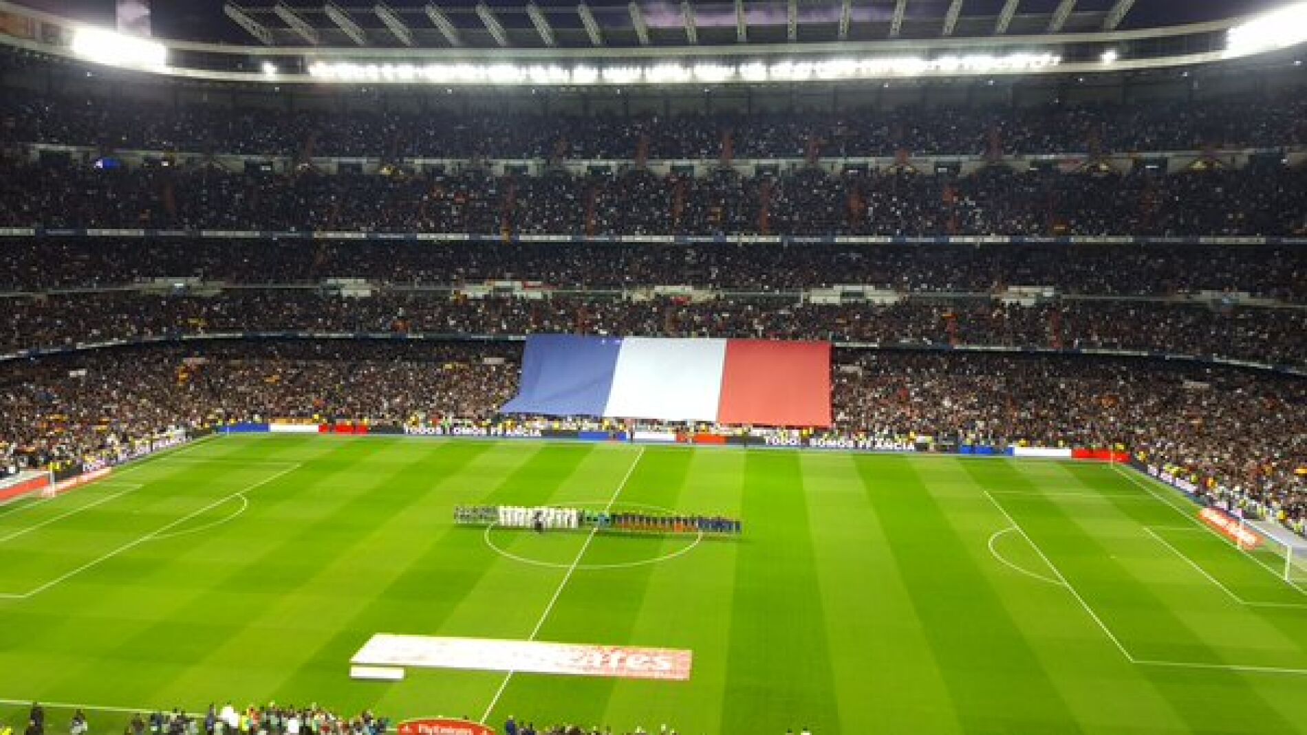 El homenaje del Santiago Bernab&eacute;u antes del Cl&aacute;sico a las v&iacute;ctimas del atentado de Par&iacute;s
