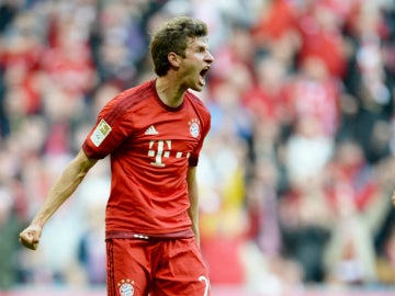 Muller celebra un gol