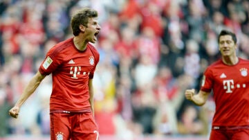 Muller celebra un gol