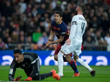 Luis Suárez bate a Keylor Navas ante los ojos de Sergio Ramos Luis Suárez bate a Keylor Navas ante los ojos de Sergio Ramos