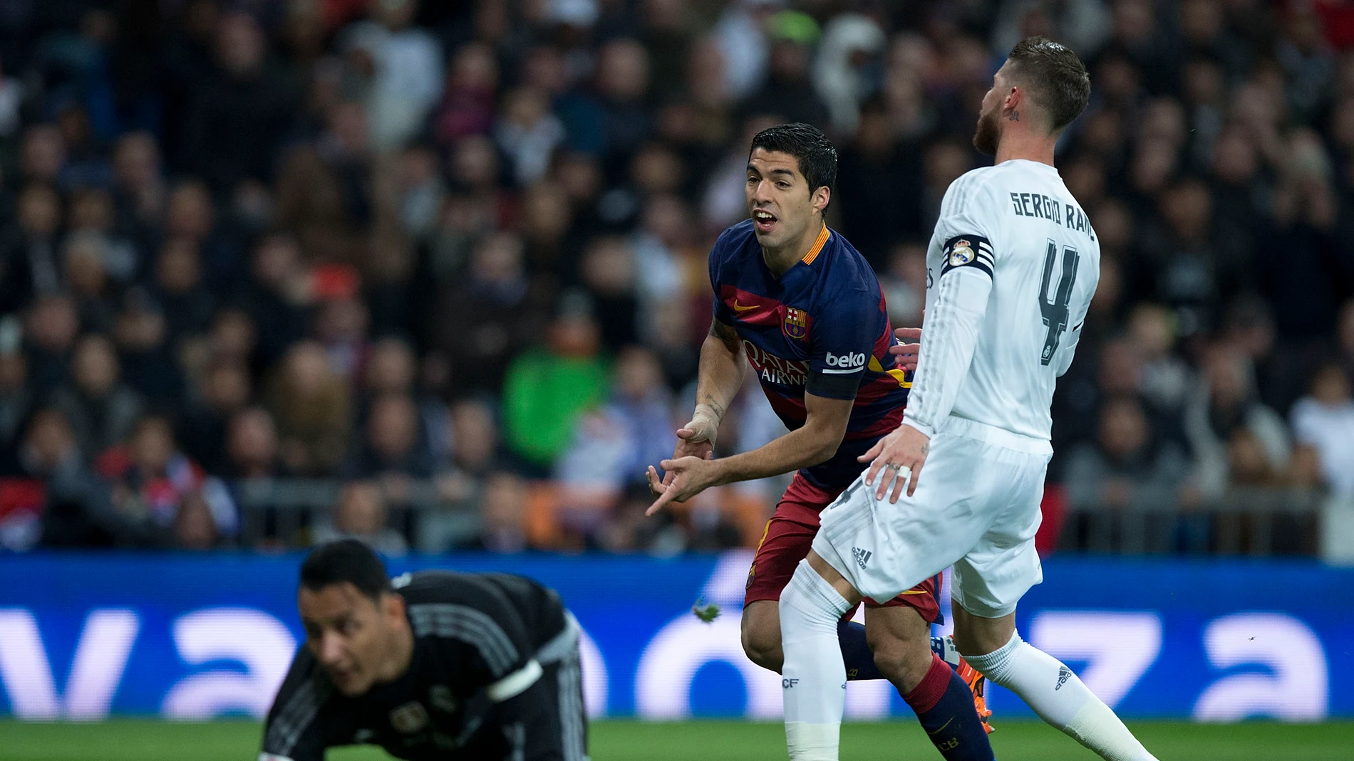 Luis Suárez bate a Keylor Navas ante los ojos de Sergio Ramos Luis Suárez bate a Keylor Navas ante los ojos de Sergio Ramos