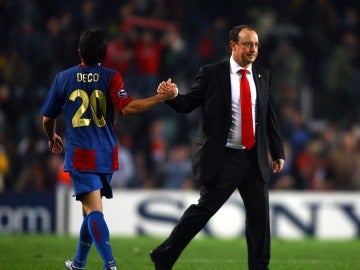 Rafa Benítez saluda a Deco, en un partido frente al Barcelona