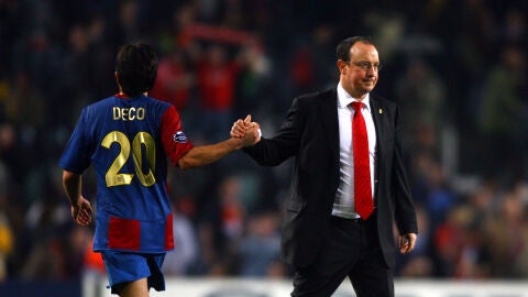 Rafa Ben&iacute;tez saluda a Deco, en un partido frente al Barcelona