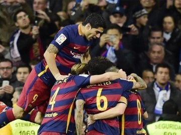 El F. C. Barcelona conquista el Santiago Bernabéu.