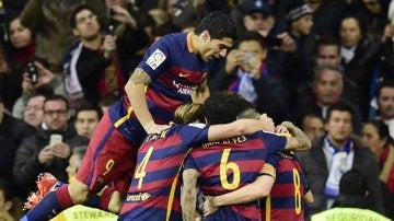 El F. C. Barcelona conquista el Santiago Bernabéu.