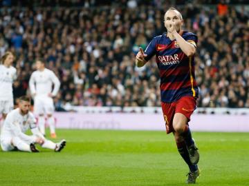 Andrés Iniesta celebra su gol frente al Real Madrid, con los madridistas abatidos