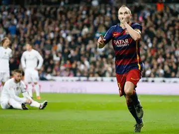 Andrés Iniesta celebra su gol frente al Real Madrid, con los madridistas abatidos Andrés Iniesta celebra su gol frente al Real Madrid, con los madridistas abatidos