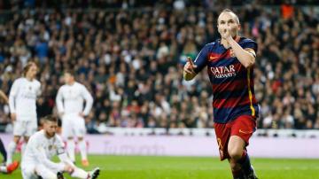 Andrés Iniesta celebra su gol frente al Real Madrid, con los madridistas abatidos