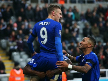 Vardy celebra un gol con el Leicester