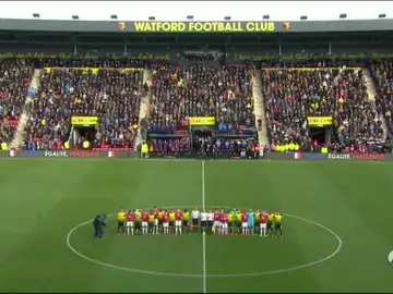 Los jugadores del Waford y Manchester United entonan 'La Marsellesa' Los jugadores del Waford y Manchester United entonan 'La Marsellesa'