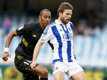 Asier Illarramendi pasa el balón ante la defensa rival Asier Illarramendi pasa el balón ante la defensa rival