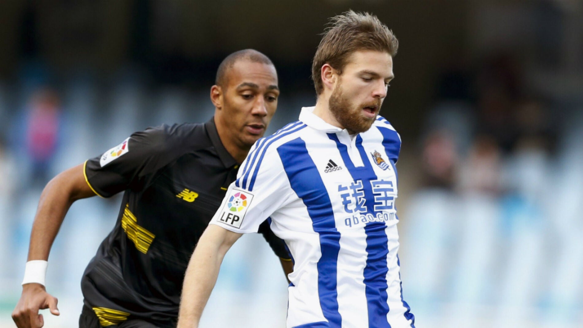 Asier Illarramendi pasa el bal&oacute;n ante la defensa rival
