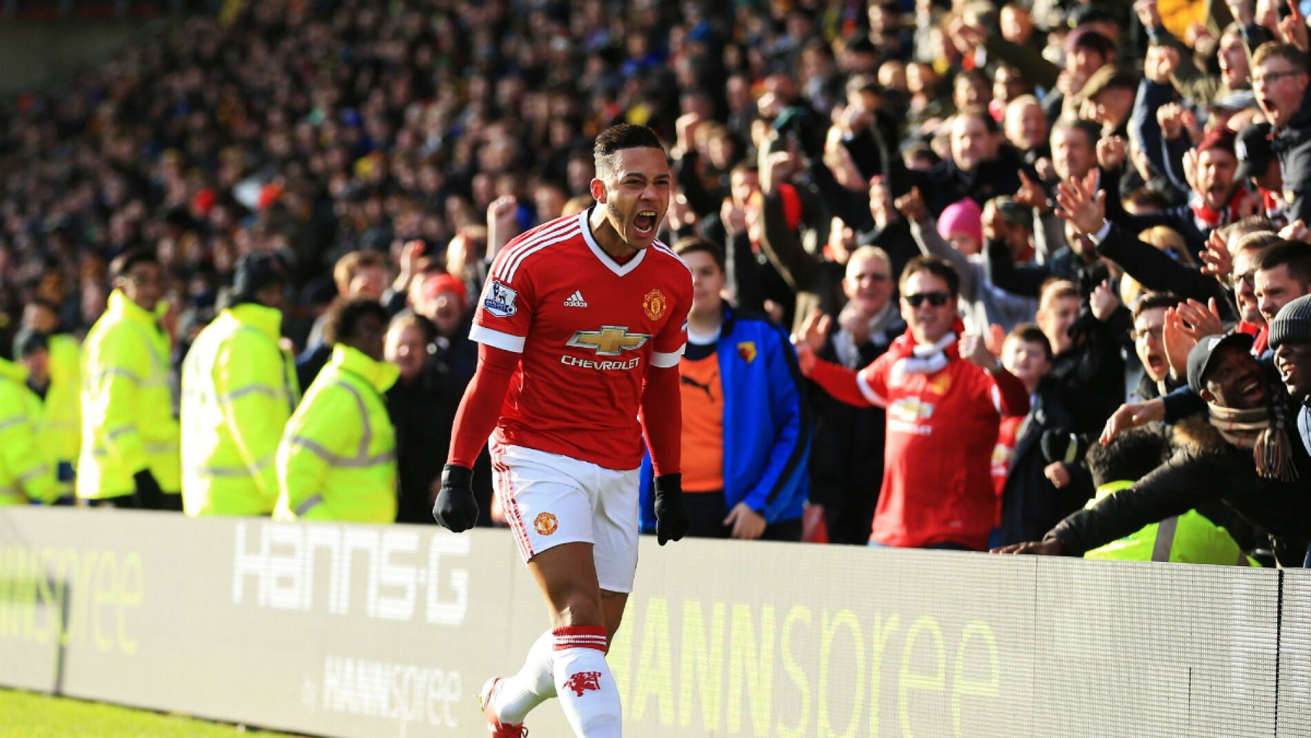 Memphis Depay celebra su gol contra el Watford