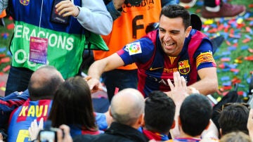 Xavi, con la afición del Barça