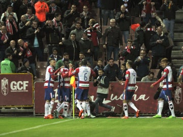 Los jugadores del Granada celebran el gol de Success contra el Athletic