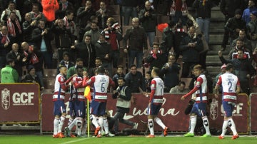 Los jugadores del Granada celebran el gol de Success contra el Athletic