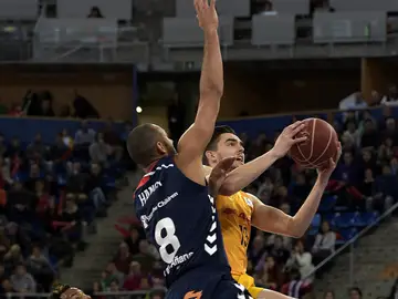 Tomas Satoransky entra a canasta ante la defensa de Adam Hanga Tomas Satoransky entra a canasta ante la defensa de Adam Hanga