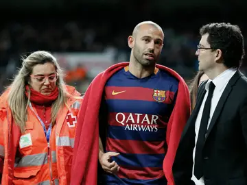 Javier Mascherano se retira lesionado del Santiago Bernabéu Javier Mascherano se retira lesionado del Santiago Bernabéu